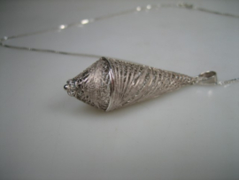 Zilveren filigrain hanger met zilveren collier uit ca.1950