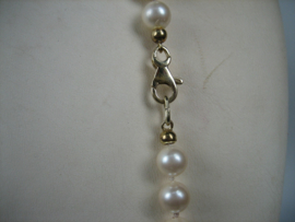 Lang Schelp parel collier met 14 karaat gouden karabijn sluiting uit de toneel wereld uit ca. 1960