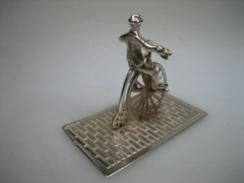 Zilver Miniatuur man op antieke fiets uit ca. 1980