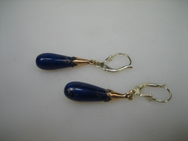 Gouden Pegel oorbellen met Lapis Lazuli met gouden kroontjes uit ca.  1952