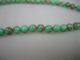 Antiek gemêleerd Agaat collier met 3 zilverstukken en met een zilveren sluiting