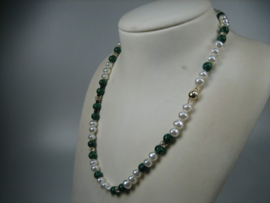 Barok Parel collier met Malachiet en briljant geslepen Zirkonen met magneet sluiting