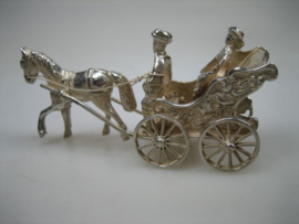 Zeldzaam zilver miniatuur paard met koets en twee personen uit ca.1977