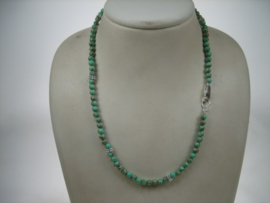 Antiek gemêleerd Agaat collier met zilveren Cartier sluiting met 6 zilveren sterretjes