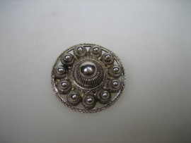 Vintage ronde zilveren broche Zeeuwse knop
