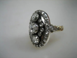 Gouden Princesse diamant damesring 14 karaat met grote diamanten gezet uit ca.1900