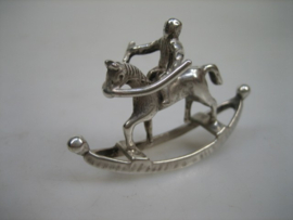Zilver oud miniatuur hobbelpaard met kind van de zilversmid, J. Weeda uit ca. 1974