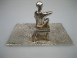 Zilveren miniatuur schoenmaker aan het werk uit ca. 1980
