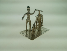 Zilver miniatuur man met antieke oude fiets van Niekerk Schoonhoven