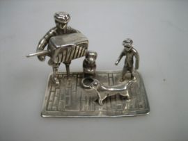 Zilver Hollands miniatuur Man met Aapje en Hond met een hand draaiorgel uit ca. 1983