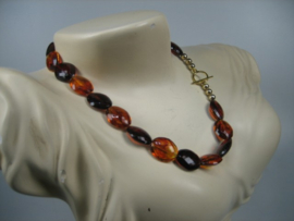Amber ovaal exclusief collier met kapittelstokje en gouden balletjes