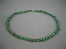 Antiek gemêleerd Agaat collier met zilverenkleurige magneetsluiting