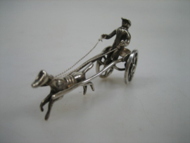 Zeldzame zilveren tweewielige Sulky-wagen miniatuur uit Nederland ca. 1962