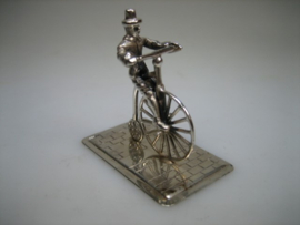 Zilver Miniatuur man op Antieke fiets uit ca, 1958