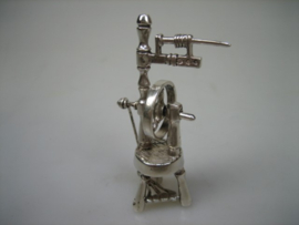Zilveren beweegbaar miniatuur Spinnenwiel uit ca. 1979
