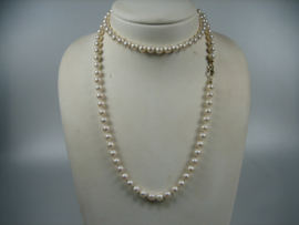Lang Schelp parel collier met 14 karaat gouden karabijn sluiting uit de toneel wereld uit ca. 1960