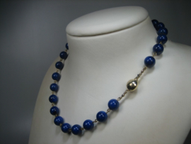 Lapis-Lazuli collier met 14 karaat gouden bolsluiting