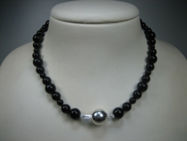 Onyx Collier met zilveren bolsluiting