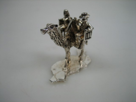 Zilveren kameel miniatuur met rijzende vrouw en man beide in een zitje , Italië ca. 1962