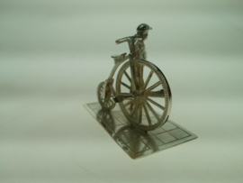 Zilver miniatuur man met antieke oude fiets van Niekerk Schoonhoven