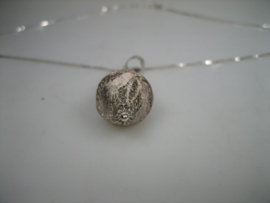 Zilveren filigrain hanger met zilveren collier uit ca.1950