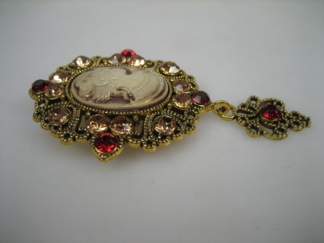 Klassieke Broche met bergkrisstallen en brugspeld brons-goudkleurig verguld nieuw