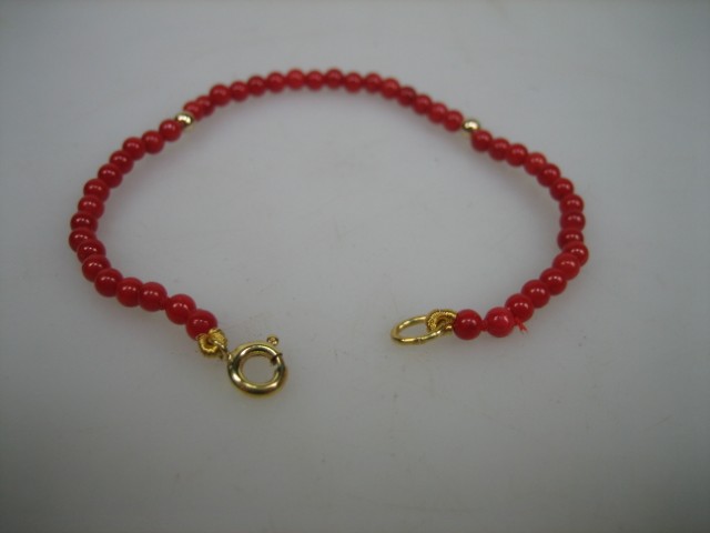 Antiek Baby Armbandje met Bloedkoralen & gouden balletjes met gouden veerring