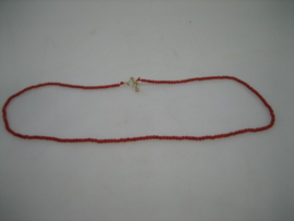 Bloedkoraal duizendschoon colliertje met goud kapittelstokje sluiting en eindoogje