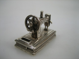 Miniatuur zilveren Naaimachine uit ca. 1962 gemaakt door J. Weeda te Haarlem
