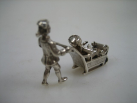Zilver Miniatuur Vrouw met Kind en Slee uit ca. 1964 van J. Weeda Zilversmid