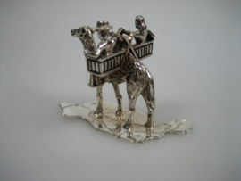 Zilveren kameel miniatuur met rijzende vrouw en man beide in een zitje , Italië ca. 1962
