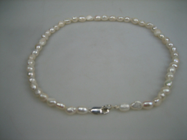 Barok Parels met  zilveren Cartier sluiting uit eigen import