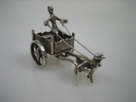 Miniatuur zeldzame zilveren hondenkar met man op de bok en hond uit ca. 1962