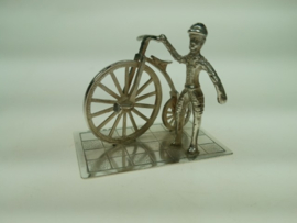 Zilver miniatuur man met antieke oude fiets van Niekerk Schoonhoven