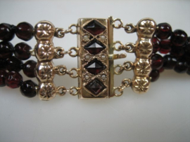 Antiek zeldzaam Granaat 4 rijen collier met 14 karaat gouden sluiting  en 6 parels en gouden 14 krt. bolletjes uit ca. 1930