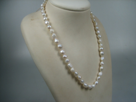 Barok Parels met  zilveren Cartier sluiting uit eigen import