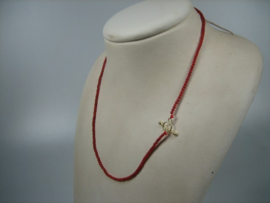 Bloedkoraal duizendschoon colliertje met goud kapittelstokje sluiting en eindoogje