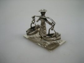 Zilveren Miniatuur Vrouw met 2 Vismanden uit ca. 1983