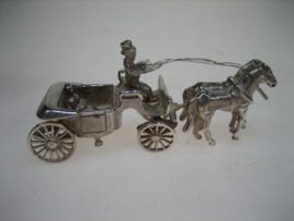 Zilveren miniatuur rijtuig met man op de bok en dame , Amsterdam ca. 1977
