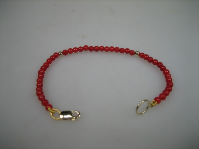 Antiek Baby Armbandje met Bloedkoralen & gouden balletjes met gouden sluiting uit ca. 1880