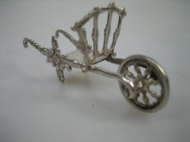 Zilveren oud miniatuur kruiwagen van J. Weeda uit ca.1969
