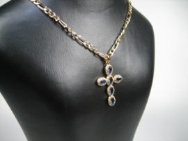 Kruis met Blauwe kleurstenen en een figaro collier met Cartier sluiting nieuw