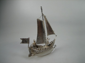 Zilveren miniatuur Zeilboot/vissersboot Schoonhoven ca. 1960