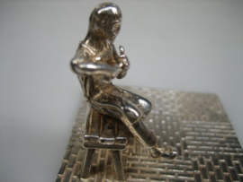 Zilveren miniatuur schoenmaker aan het werk uit ca. 1980