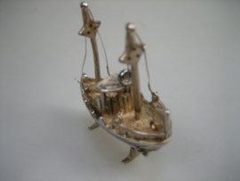 Zilveren twee master scheepje boot miniatuur uit ca. 1965