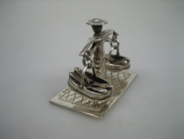 Zilveren Miniatuur Vrouw met 2 Vismanden uit ca. 1983