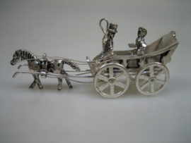 Zilveren miniatuur hooiwagen met paard en 2 personen uit ca.1966