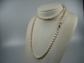 Lang Schelp parel collier met 14 karaat gouden karabijn sluiting uit de toneel wereld uit ca. 1960