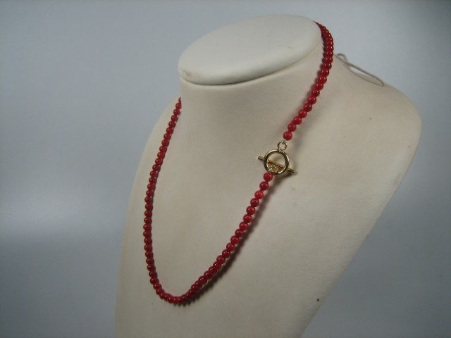 Antiek bloedkoraal collier met gouden kapittelstokje uit ca. 1890