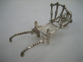 Zilveren oud miniatuur kruiwagen van J. Weeda uit ca.1969